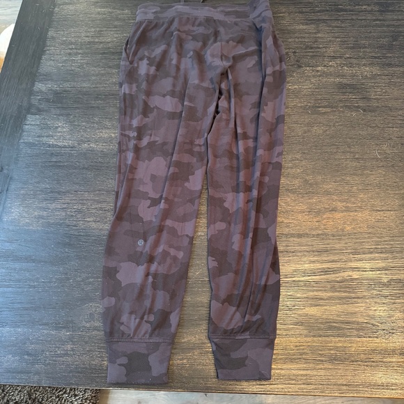 Lululemon Ready to Rulu High-Rise Jogger in Camo. - Picture 2 of 4
